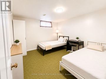 Hamilton (Westcliffe) apartment for rent - A bedroom with two beds and a nightstand.