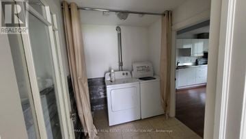 Markham (Thornhill) apartment for rent - A laundry room with a washer and dryer.