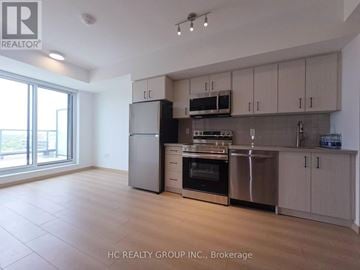 Toronto (Tam O'shanter-Sullivan) condo for rent - A kitchen with a refrigerator, oven, microwave, and cabinets.