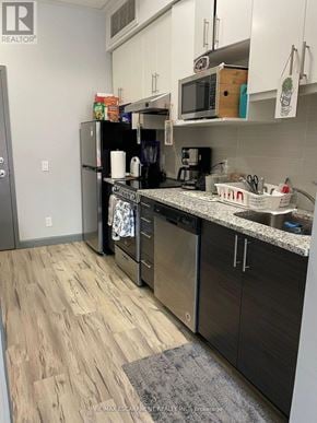 Hamilton (Ainslie Wood) condo for rent - A kitchen with a refrigerator, microwave, and oven.