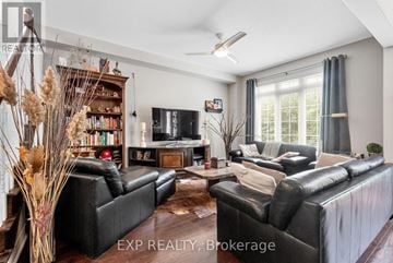 Richmond Hill (Oak Ridges Lake Wilcox) apartment for rent - A living room with black leather sofas and a wooden floor.
