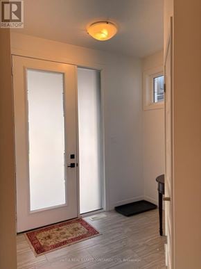 London North (North M) townhouse for rent - A hallway with a rug on the floor and a door on the left.