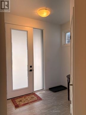 London North (North M) townhouse for rent - A hallway with a rug and a door.