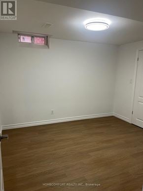 Richmond Hill (Devonsleigh) apartment for rent - A room with a white wall and wooden floor.