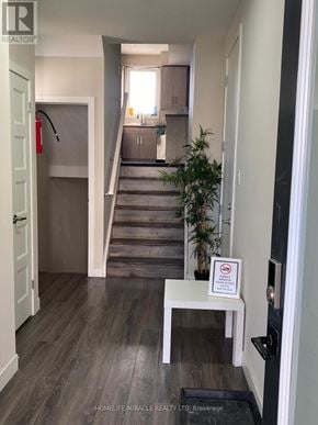 London North (North M) apartment for rent - A hallway with a sign on a table that says "No Parking".