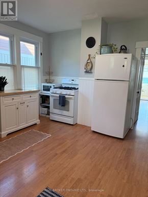 Wainfleet (Lakeshore) apartment for rent - A kitchen with a white fridge, stove, and oven.
