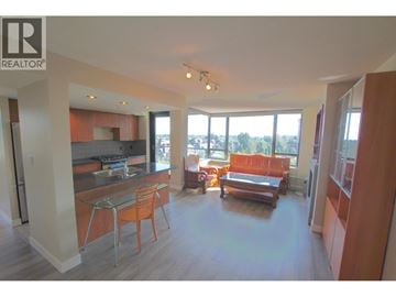 Richmond apartment for rent - A living room with a couch and a table.