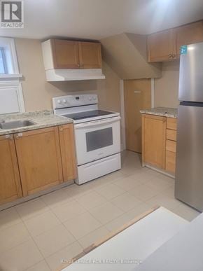 Newmarket (Bristol-London) apartment for rent - A kitchen with a stove, oven, and refrigerator.