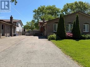 Welland (N. Welland) apartment for rent - A residential area with houses and a driveway.