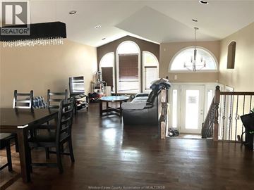 Windsor apartment for rent - A large open living room with a dining table and chairs.
