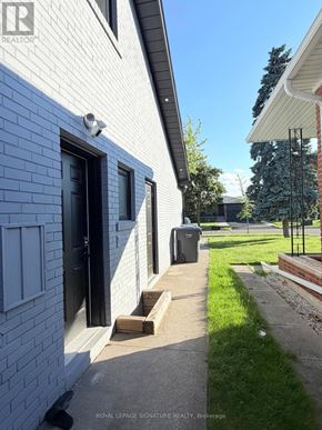 Mississauga (Applewood) apartment for rent - A white building with a Royal LePage Signature Realty logo.