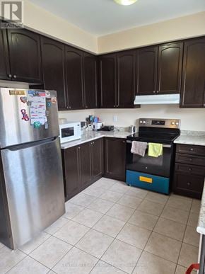 Milton (Be Beaty) apartment for rent - A kitchen with a refrigerator, microwave, and oven.