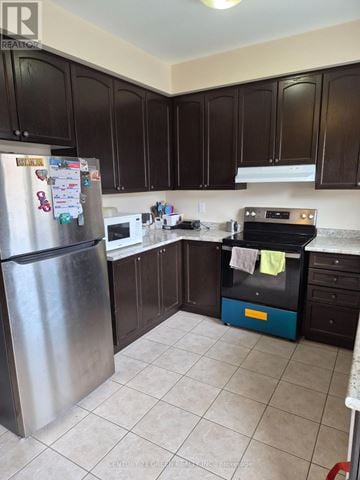 Milton (Be Beaty) apartment for rent - A kitchen with a refrigerator, microwave, and oven.
