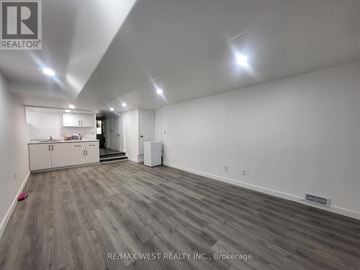 Toronto (Broadview North) triplex for rent - LOWER - 975 BROADVIEW AVENUE Lower
