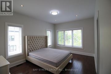 Richmond Hill (South Richvale) townhouse for rent - A bedroom with a large bed and a window with blinds.