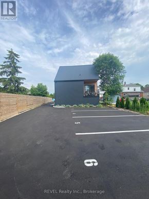 Niagara Falls (Cherrywood) apartment for rent - A parking lot with a building in the background.