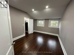Innisfil (Churchill) apartment for rent - A room with wooden floors and two windows.