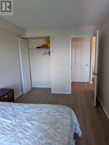 Vaughan (Crestwood-Springfarm-Yorkhill) condo for rent - A bedroom with a bed, dresser and closet.