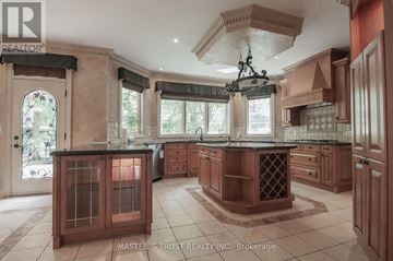 Mississauga (Lorne Park) apartment for rent - A kitchen with a chandelier and a large island.