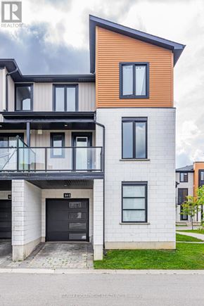 London North (North M) townhouse for rent - A modern two-story house with a balcony on the upper floor.