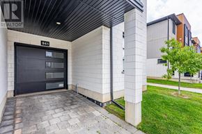 London North (North M) townhouse for rent - A building entrance with a black door and a sign that reads 941.