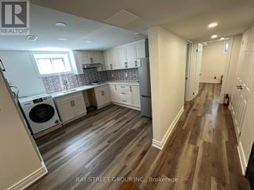 Toronto (Parkwoods-Donalda) apartment for rent - A kitchen with a washer and dryer built in.