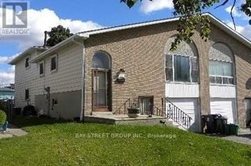 Toronto (L'amoreaux) apartment for rent - A two-story house with a garage is for sale.