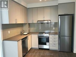 Markham (Unionville) condo for rent - A kitchen with a refrigerator, oven, and sink.