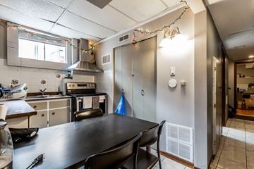 Waterloo apartment for rent - A kitchen with a table and chairs.