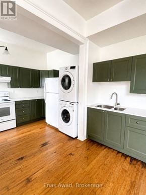 Mississippi Mills townhouse for rent - A modern kitchen with a washer and dryer built in.