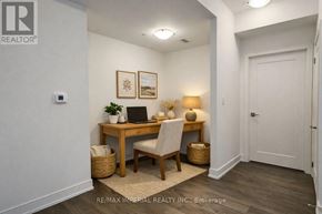 Newmarket (Huron Heights-Leslie Valley) condo for rent - A room with a desk and chair in it.