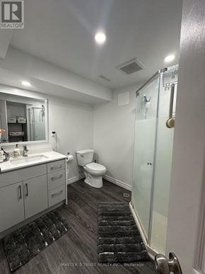Toronto (Bayview Woods-Steeles) townhouse for rent - A bathroom with a toilet, sink, and shower.