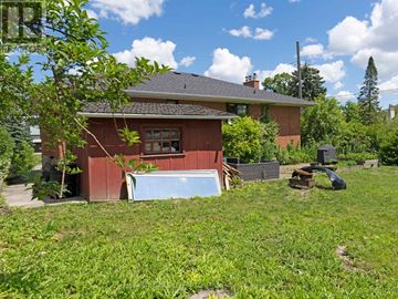 Toronto (Newtonbrook East) apartment for rent - A red house with a blue pool in the backyard.
