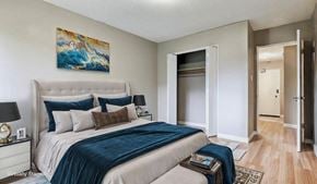 Surrey apartment for rent - A bedroom with a large bed and a painting on the wall.