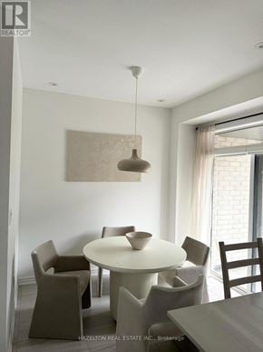Whitby (Port Whitby) townhouse for rent - A modern dining room with a round table and chairs.