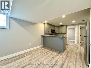 St. Catharines (Secord Woods) apartment for rent - A kitchen area with a countertop and cabinets.