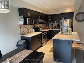 Hamilton (Stoney Creek Mountain) townhouse for rent - A kitchen with a black and white patterned backsplash.