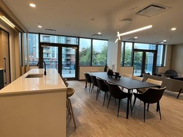 Surrey apartment for rent - A modern dining room with a large table and chairs.
