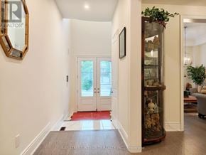 Richmond Hill (Observatory) apartment for rent - A hallway with a glass display case and a mirror on the wall.