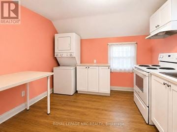Port Colborne (Killaly East) apartment for rent - A kitchen with orange walls and white appliances.