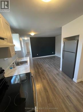 Welland (Lincoln/Crowland) apartment for rent - A kitchen with a black stove top oven and wooden flooring.