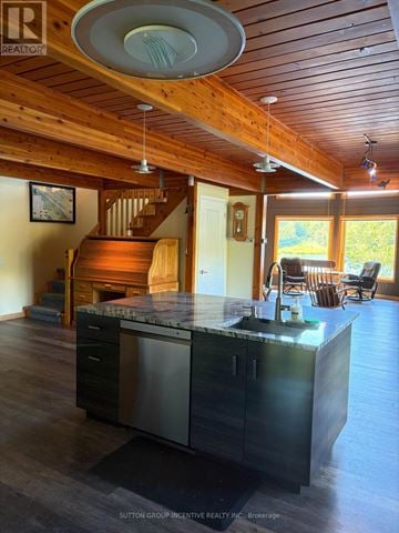 Gravenhurst (Wood (Gravenhurst)) apartment for rent - A kitchen with a wooden ceiling and a marble counter top.