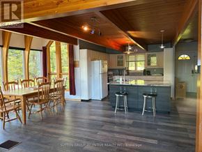 Gravenhurst (Wood (Gravenhurst)) apartment for rent - A kitchen with a bar and a dining table.