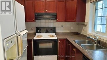 Markham (Unionville) townhouse for rent - A kitchen with a refrigerator, oven, and sink.