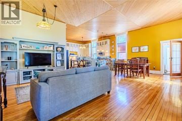 Merlin apartment for rent - A grey couch is in the middle of a living room.