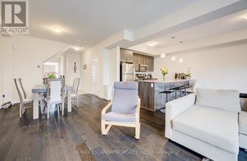 Oakville (Bc Bronte Creek) townhouse for rent - A modern living room with a dining table and chairs.
