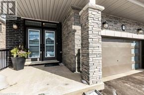 Breslau apartment for rent - A house with a stone pillar and a glass door.
