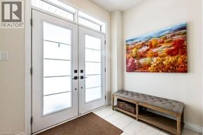 Breslau apartment for rent - A room with a bench and a painting of a landscape.