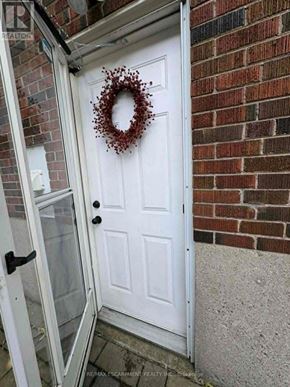 Hamilton (Sunninghill) apartment for rent - A white door with a wreath on it.