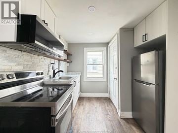 Windsor apartment for rent - A kitchen with a stove top oven and a refrigerator.